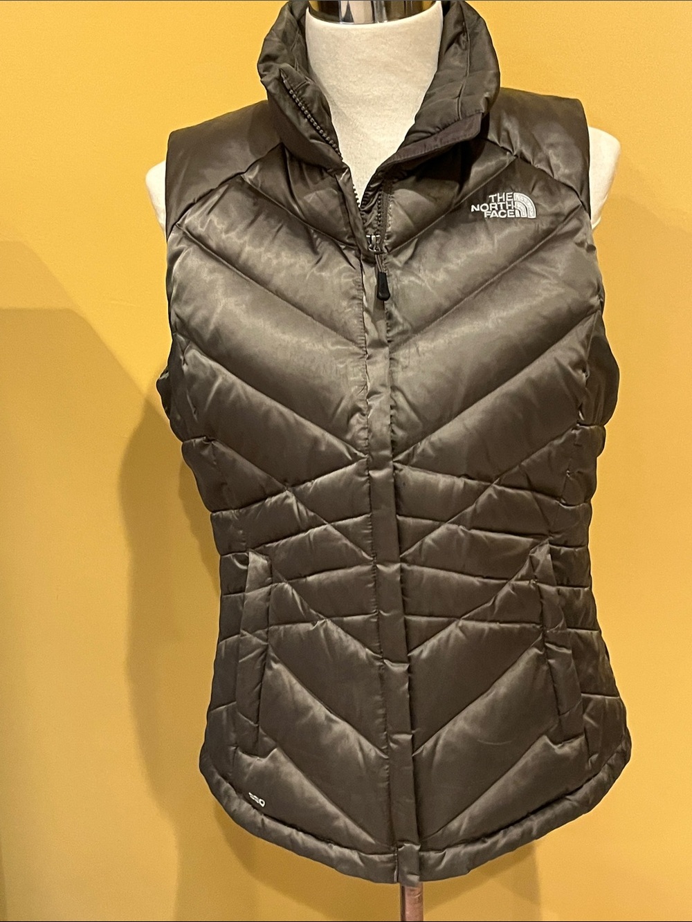 The North Face Women's Size Medium Dark Olive Gray Quilted Insulated Vest